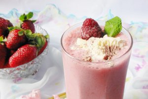 Milkshake cu zmeura, capsuni si inghetata