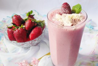 Milkshake cu zmeura, capsuni si inghetata