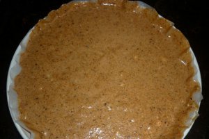 Tort cu alune, frisca, ciocolata si fructe de padure, fara faina