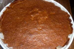 Tort cu alune, frisca, ciocolata si fructe de padure, fara faina