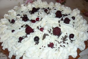 Tort cu alune, frisca, ciocolata si fructe de padure, fara faina