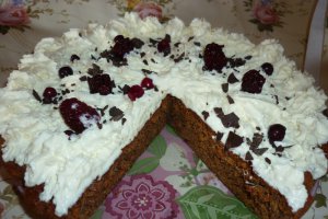 Tort cu alune, frisca, ciocolata si fructe de padure, fara faina