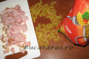 Creste cu sunca si sos de rosii