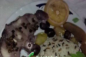Medalion de rechin, cu orez salbatic si fructe.