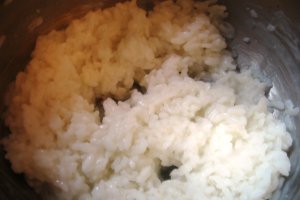 Chiftelute cu miez de orez si sos alb