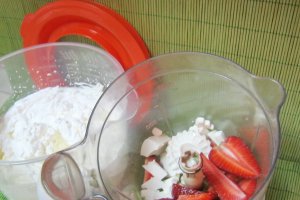Minitarte cu crema de capsuni, Miez de Lapte si frisca