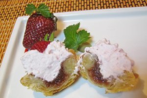 Minitarte cu crema de capsuni, Miez de Lapte si frisca