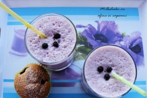 Milkshake cu afine si capsuni