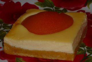 Prajitura cu branza dulce si piersici din compot