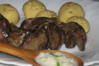 Ficatei de pui cu mamaliguta si usturoi