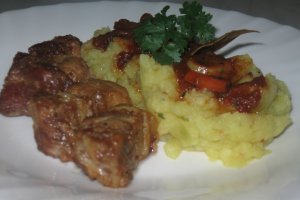 Tochitura de porc cu piure de cartofi si sos picant de rosii