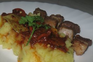 Tochitura de porc cu piure de cartofi si sos picant de rosii