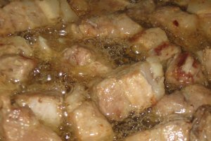 Tochitura de porc cu piure de cartofi si sos picant de rosii