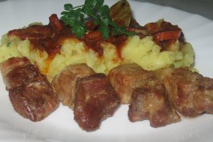 Tochitura de porc cu piure de cartofi si sos picant de rosii