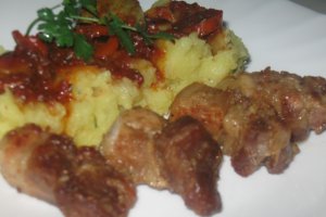 Tochitura de porc cu piure de cartofi si sos picant de rosii