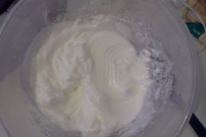 Negresa cu glazura de ciocolata si nuca de cocos