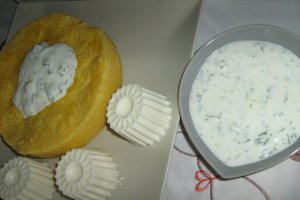 Peste cu mamaliguta in vas zepter si sos de iaurt cu miez de lapte