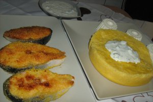 Peste cu mamaliguta in vas zepter si sos de iaurt cu miez de lapte
