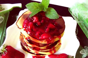 Pancakes cu jeleu de căpşuni şi coacăze roşii