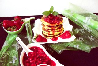 Pancakes cu jeleu de căpşuni şi coacăze roşii