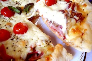 Pizza cu şuncă şi ciuperci