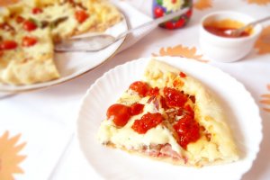 Pizza cu şuncă şi ciuperci