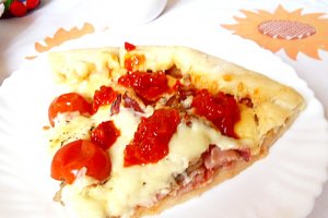 Pizza cu şuncă şi ciuperci