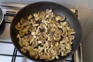 Penne cu piept de pui,ciuperci si smantana