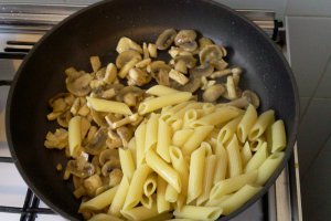 Penne cu piept de pui,ciuperci si smantana