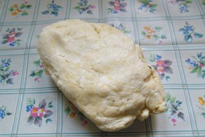 Tarta cu prune, visine si crumble