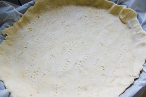 Tarta cu prune, visine si crumble