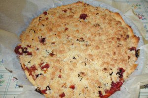 Tarta cu prune, visine si crumble