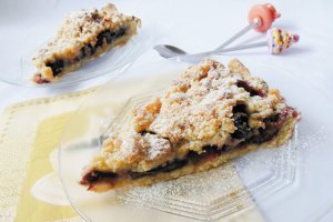 Tarta cu prune, visine si crumble