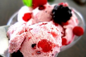Inghetata cu mascarpone si fructe de padure