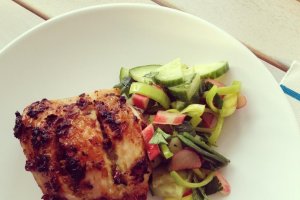 Pulpe de pui picante cu salsa de rubarbă și castravete