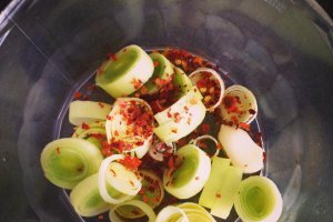 Pulpe de pui picante cu salsa de rubarbă și castravete