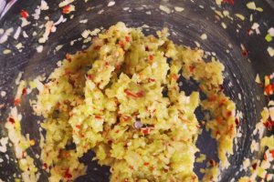 Pulpe de pui picante cu salsa de rubarbă și castravete