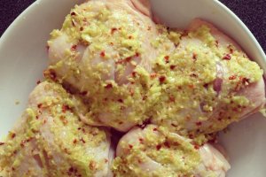 Pulpe de pui picante cu salsa de rubarbă și castravete
