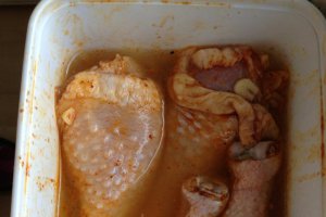 Pulpe de pui marinate în vin cu garnitură de cartofi noi și morcovi