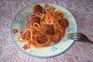 Spaghete cu sos de rosii si chiftele