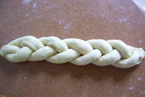 Cozonac impletit cu fructe uscate si migdale