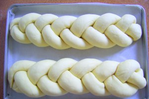 Cozonac impletit cu fructe uscate si migdale