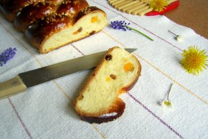Cozonac impletit cu fructe uscate si migdale