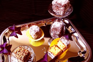 Prăjitură „tăvălită” cu nucă de cocos
