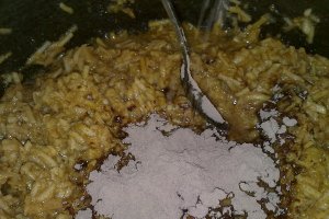 Prajitura cu biscuiti, mere si frisca