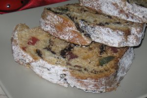 Cozonac cu ciocolata, nuca, stafide si rahat