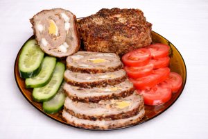 Rulada din carne de porc umpluta cu ou si ciuperci