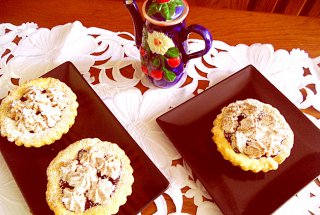 Mini tarte cu jeleu de fructe,nuca şi bezea