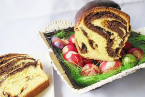 Cozonac cu nuca, fructe confiate si ciocolata