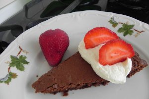 Tarta Brownie cu frisca si capsuni